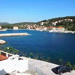 Beachfront Apartment Jelsa