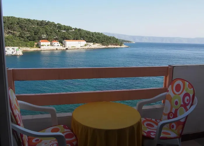 Beachfront Apartment Jelsa