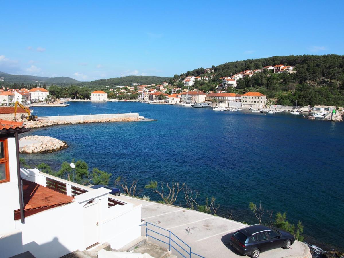 Beachfront Apartment Jelsa (Hvar)